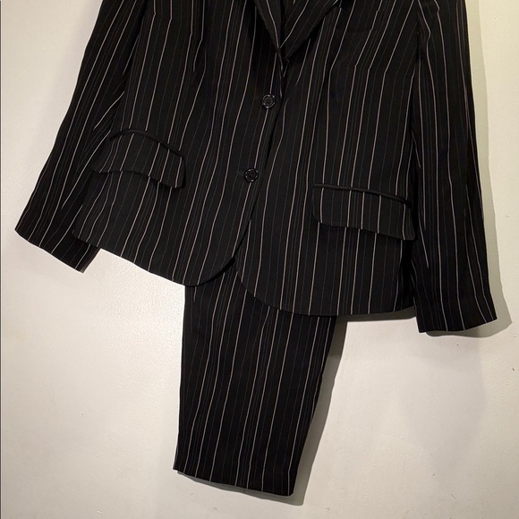 Harve Bernard Black Pinstripe Womens Suit - Picture 2 of 8